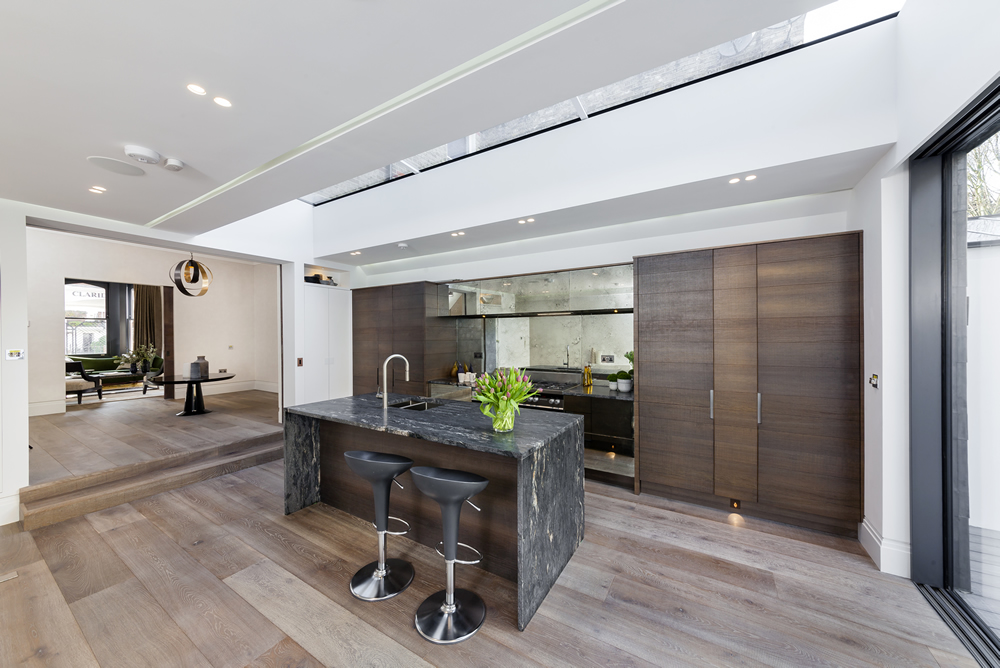 Dark antiqua kitchen